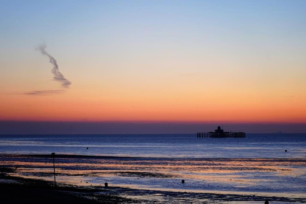 Two Bedroom Private Cottage With Private Parking Just By The Sea 헌베이 외부 사진