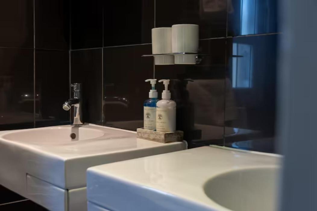 Two Bedroom Private Cottage With Private Parking Just By The Sea 헌베이 외부 사진